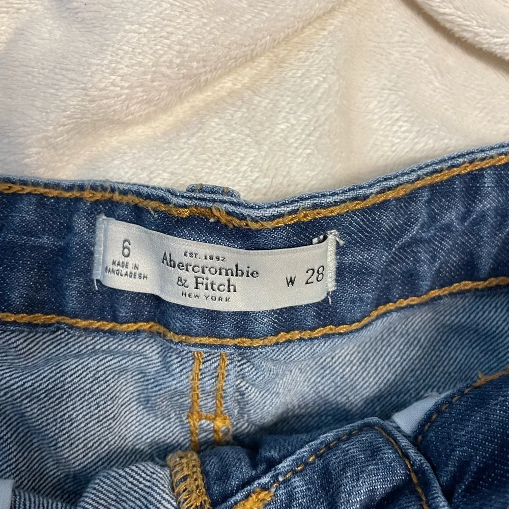 Abercrombie &Fitch Zoe Denim Distressed Women's Shorts with Red Stripe size 6/28 - Picture 3 of 3